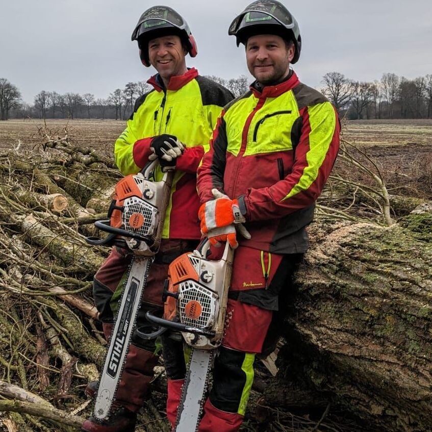 Philipp Steckel und John Schoppe, Forstwirte der Wendland Baumpflege GbR aus Küsten im Landkreis Lüchow-Dannenberg